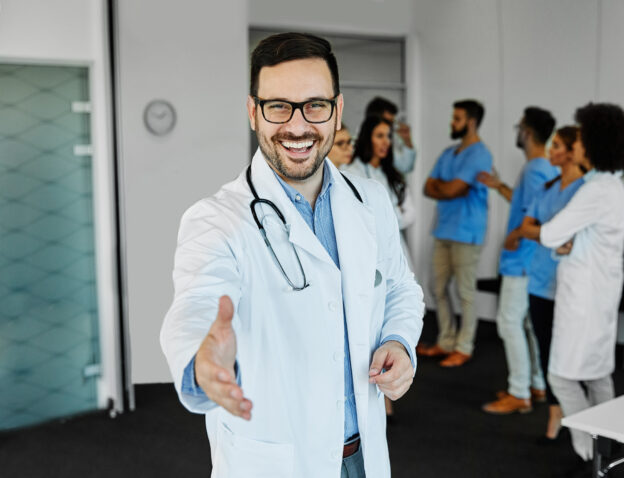 Médico de 40 años especializándose en Chile